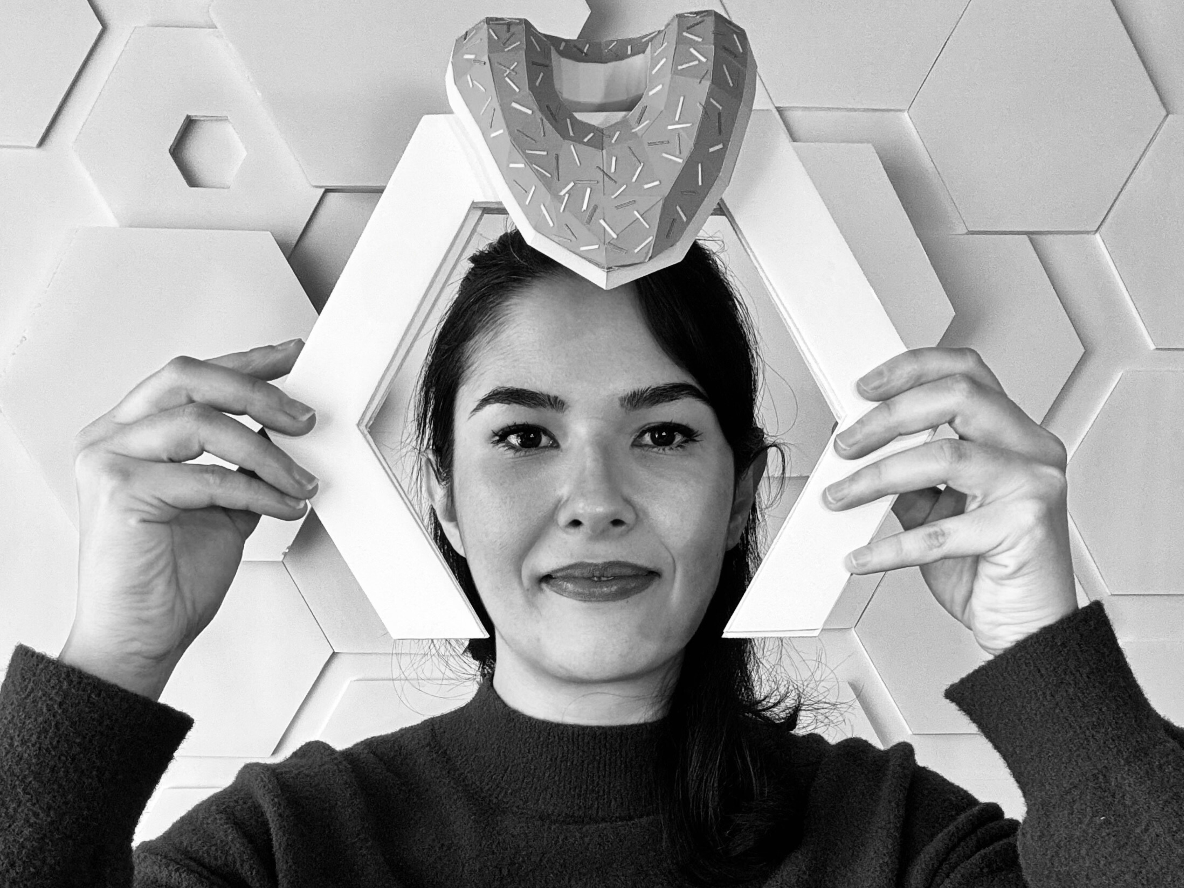Fernanda Micocci tenant des sculptures de papier géométriques
